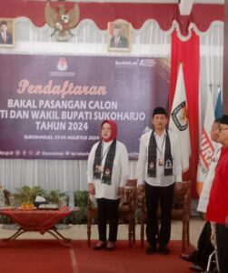 Cabup Hj.Etik Suryani, SE, MM dan Wacabup Eko Sapto Purnomo,saat mendaftar di KPU Sukoharjo