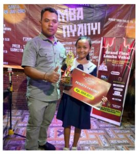 Momen Pembina "Sesaji", Edi Budiono, SH bersama peserta Adella Zahra menyemangati.