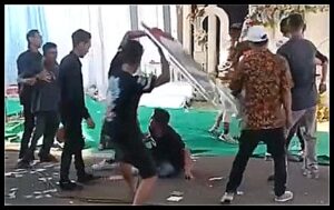 Momen kebringasan penonton,keroyok pedangdut Klaten.