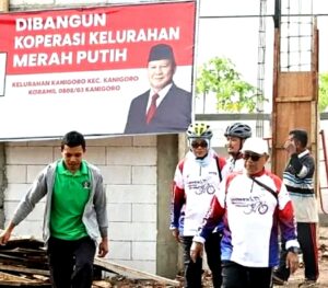 Momen Bupati Blitar Drs.H Riyanto (Topi putih) sidak KoperasinMerah Putih, didampingi Kepala Dinas Koperasi Dan UMKM Dra.Sri Wahyuni, M.Si