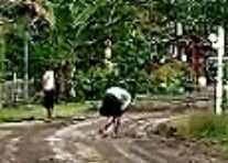 Warga gotong royong, bersihkan ceceran tanah liat