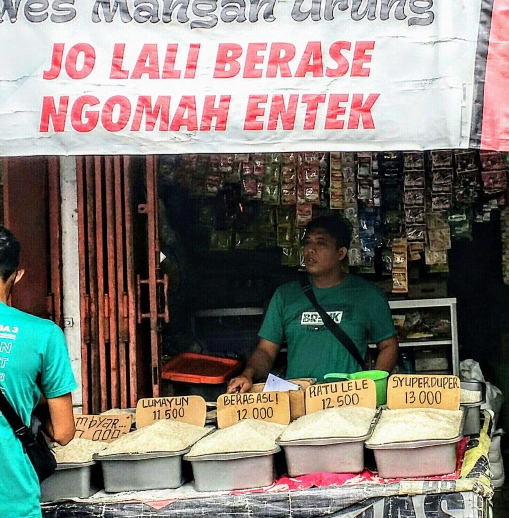 Grosir beras di pasar Colomadu..