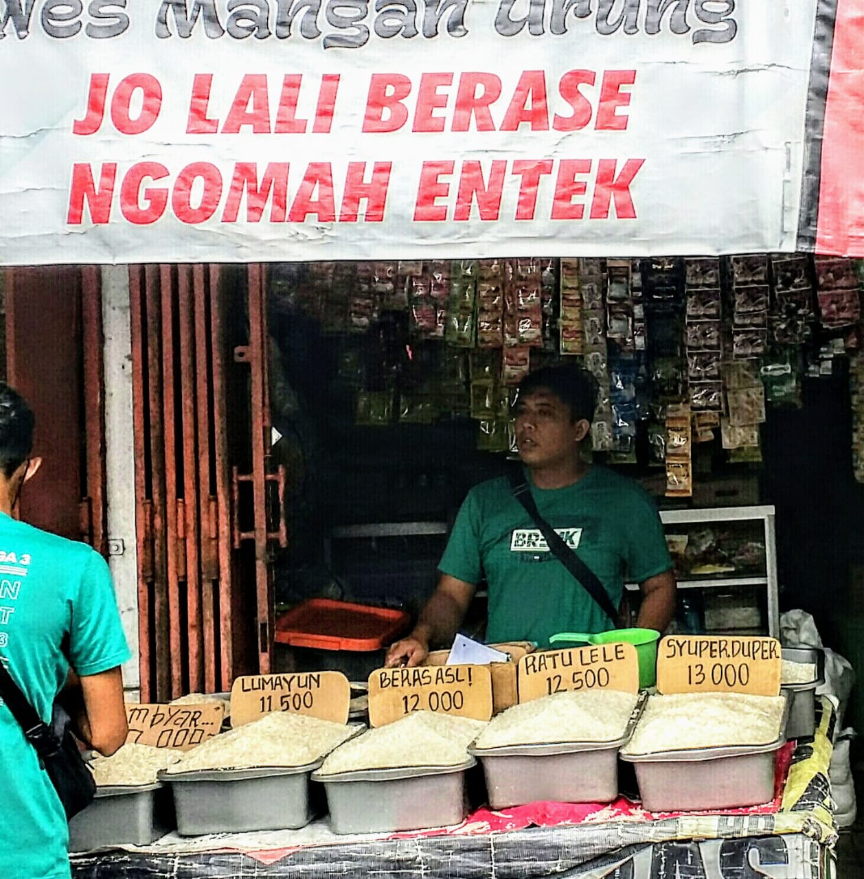 Grosir beras di pasar Colomadu..