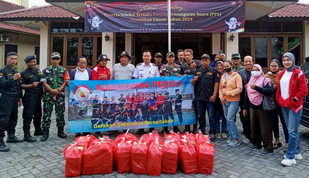 Ormas Barasukma,sebelum menuju lokasi pembagian Sukoharjo Berkah..Dihalaman Kantor Kecamatan Baki..