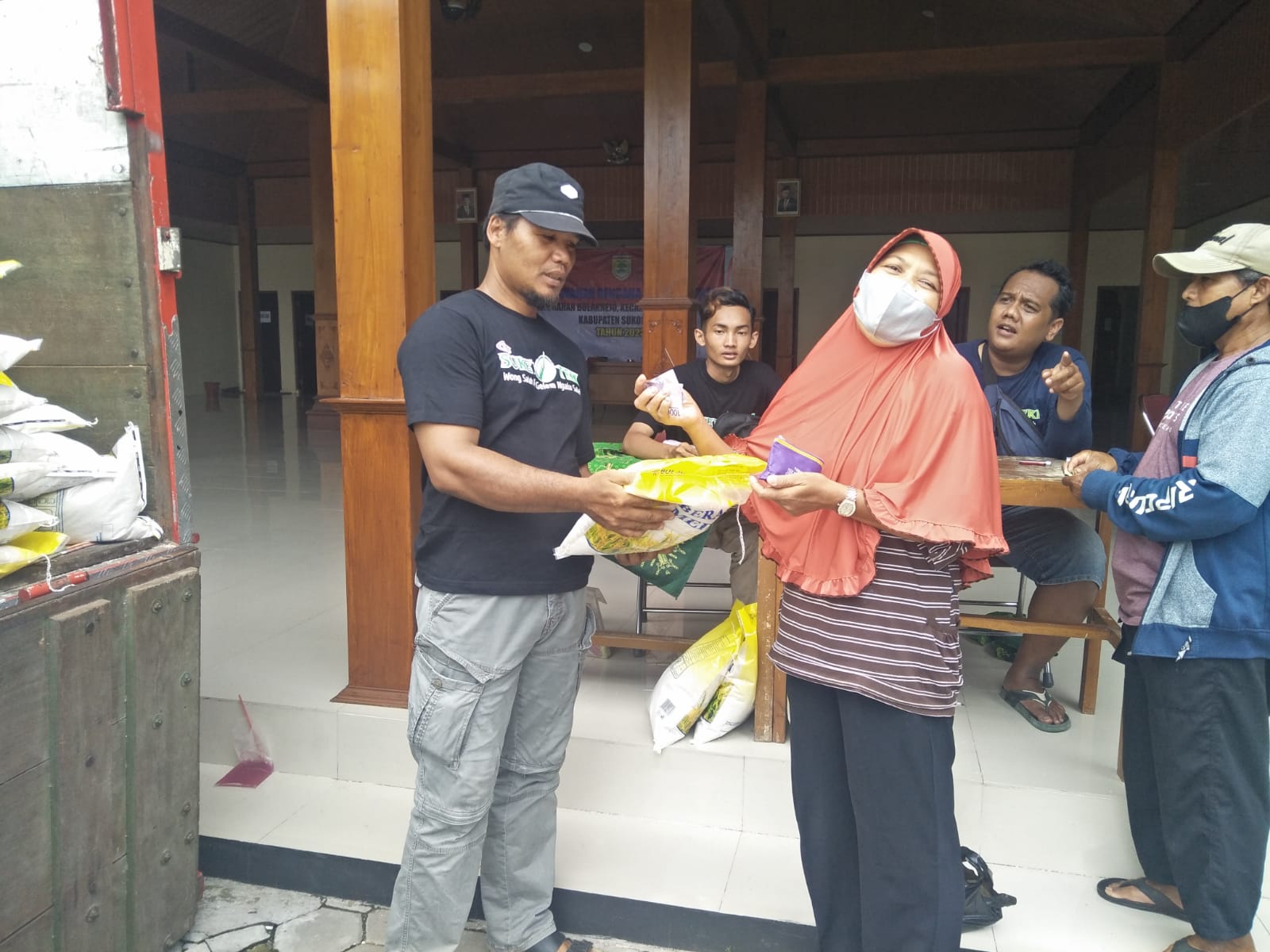 Ormas Suket Teki,saat menyerahkan Beras murah dan Minyak goreng