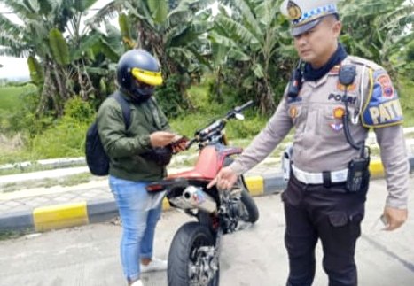 Saat razia, petugas memeriksa kelengkapan kendaraan.