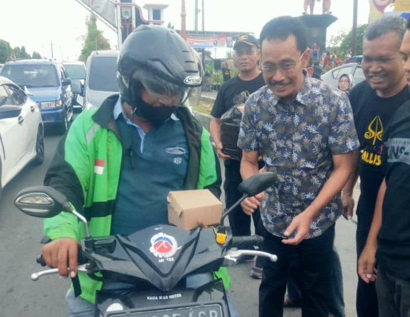 Detik-detik Wakil Bupati Drs.Agus Santosa,turut membagikan takjil.(baju batik)..