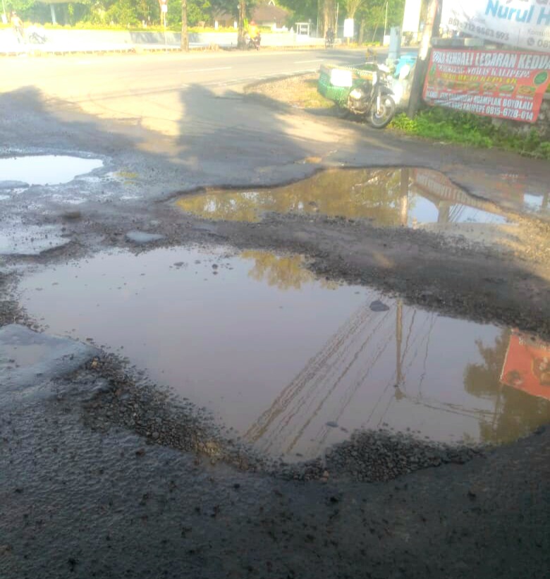 Jalan yang rusak berat, masih dibiarkan..