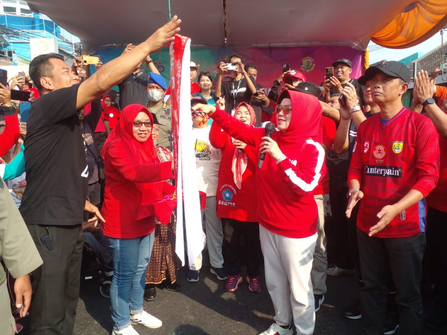 Detik-detik Bupati Sukoharjo,Hj.Etik Suryani,SE,MM (celan putih) melepas balon,dibukanya CFDi Kartasura