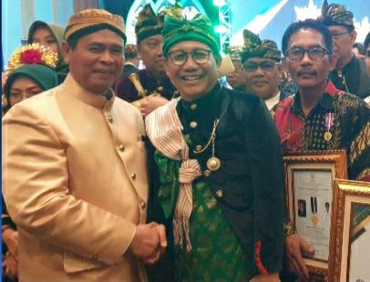 Menteri KemendesPDT RI dan Sekdes Drs.Suhari saat menerima piagam penghargaan.