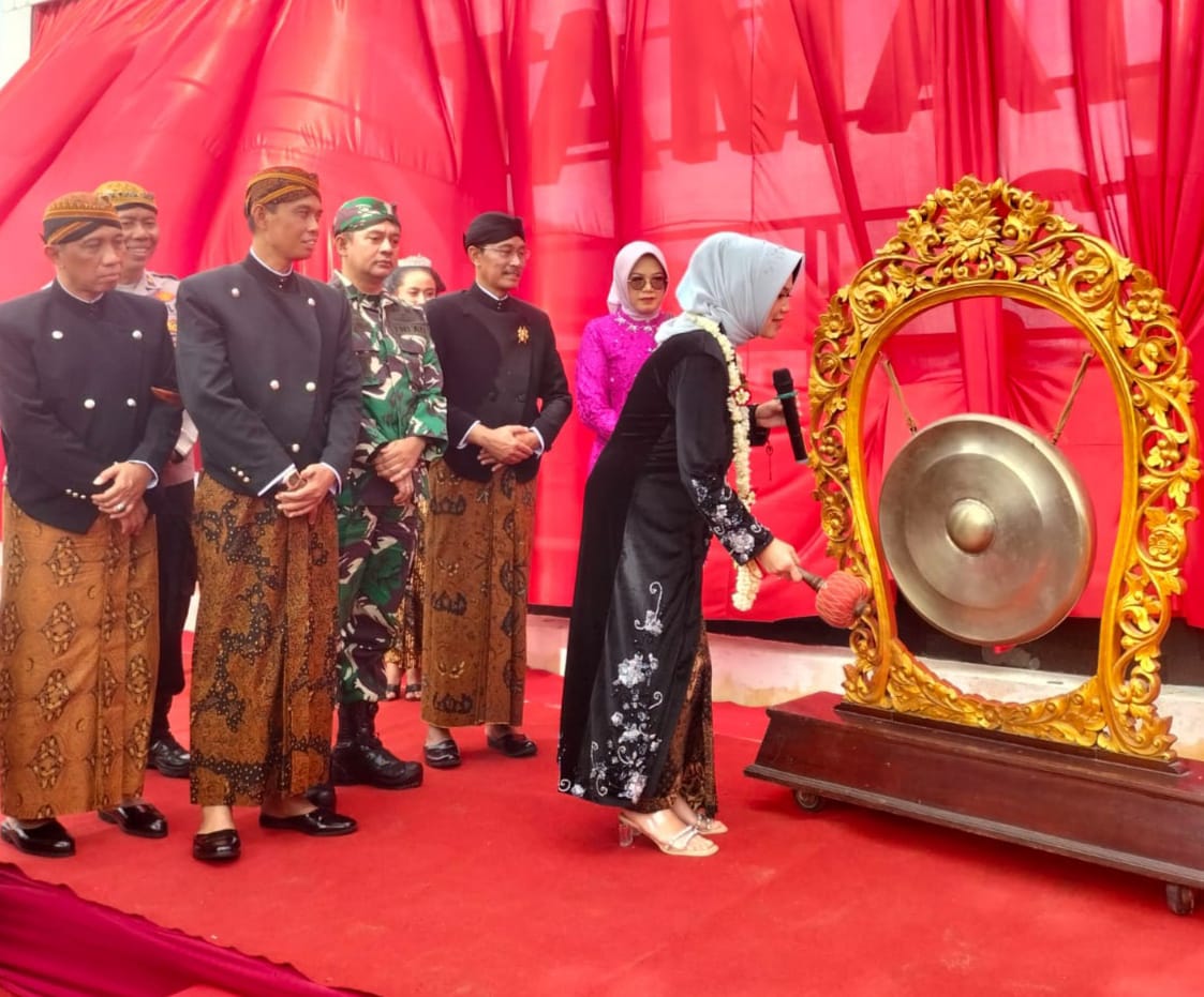 Detik-detik Bupati Sukoharjo Hj.Etik Suryani,S.E,M.M, meresmikan Taman Budaya Suryani..