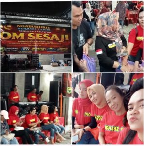 Momen pembina Sanggar "Sesaji" Edi Budiyono,SH (berkaos hitam) membagikan takjil gratis dan para artis molek "Sesaji".