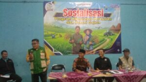 Salah satu narasumber, tengah menjabarkan materi sosialisasi